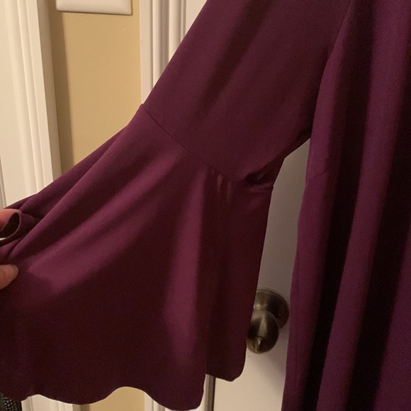 EUC Avenue burgundy stretchy flutter sleeves scoop neck tunic size 30/32 - Picture 3 of 12